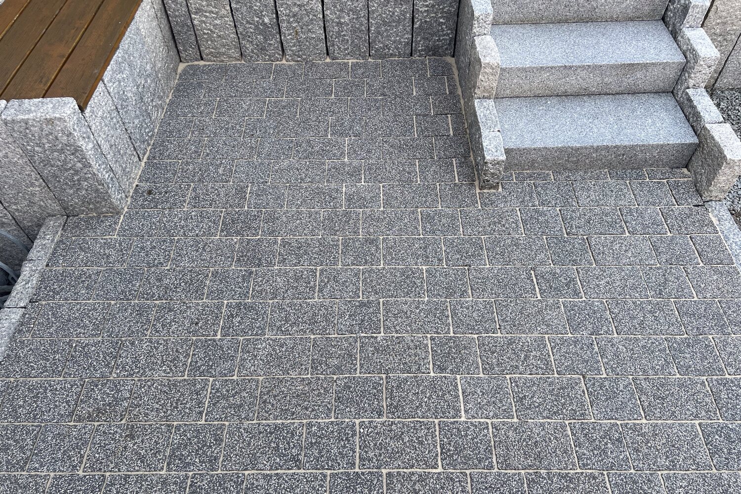 Terrasse mit Stufen nach der Reinigung