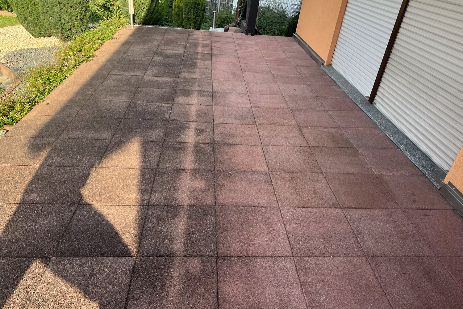 Rote Einfahrt vorher, verschmutzt