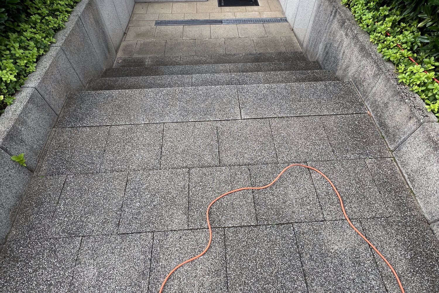 Eingangsweg vorher, verschmutzt