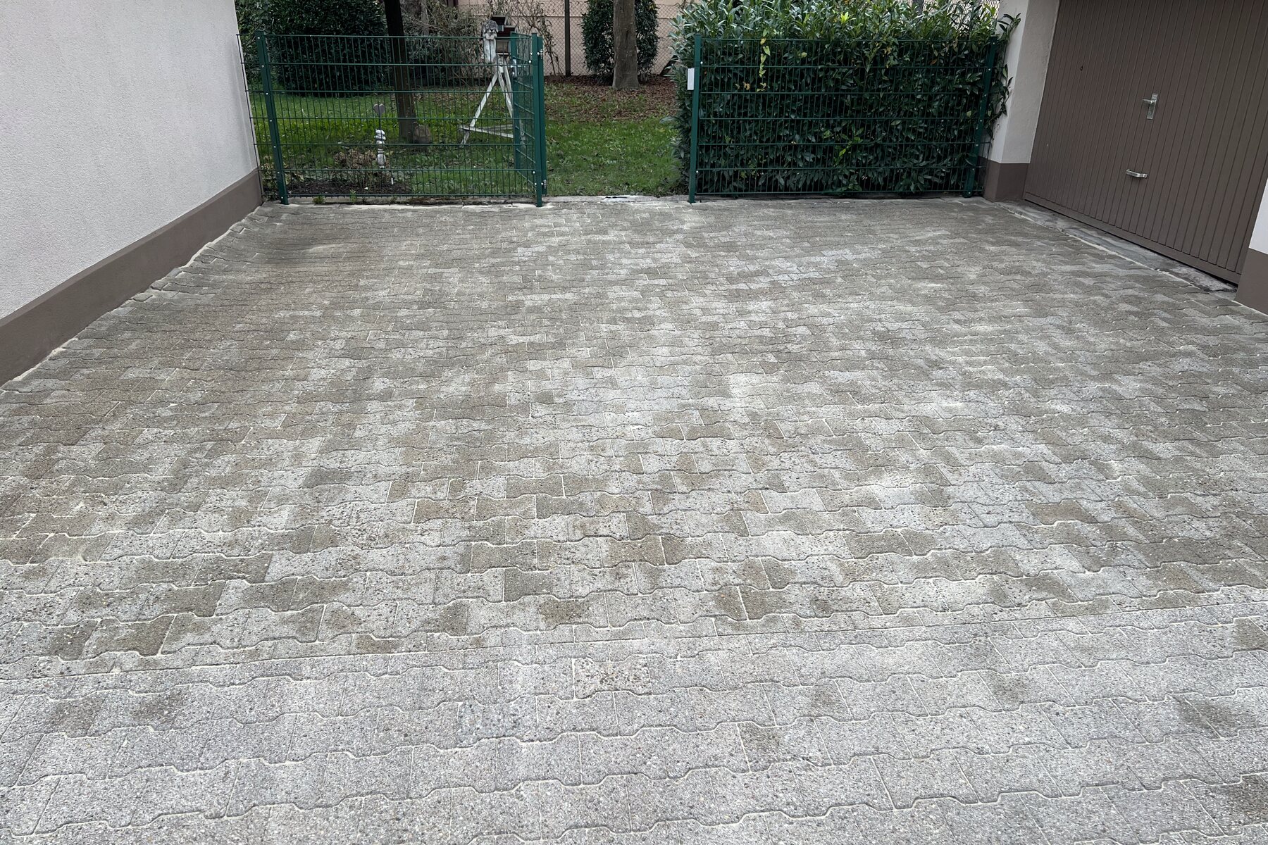 Einfahrt nach der Reinigung, sauber und wie neu