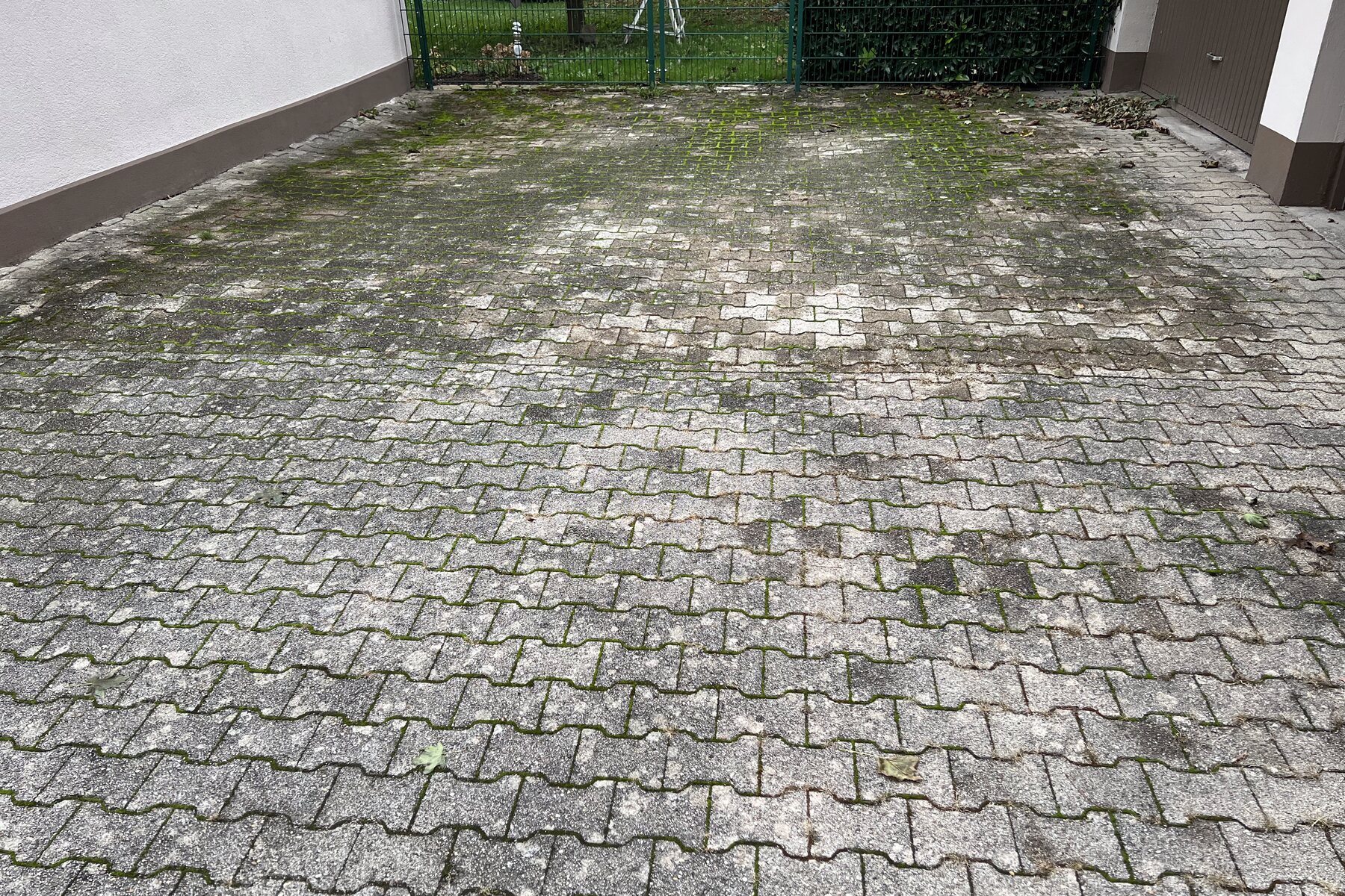 Einfahrt vorher, stark vermoost und verschmutzt