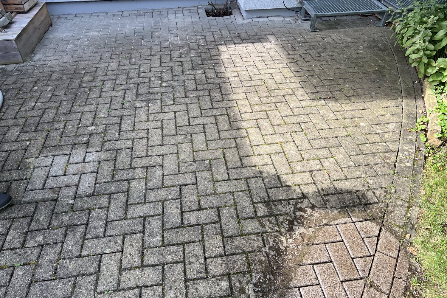 Stark verschmutzte Einfahrt vorher